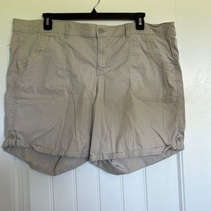 Gloria Vanderbilt khaki shorts
